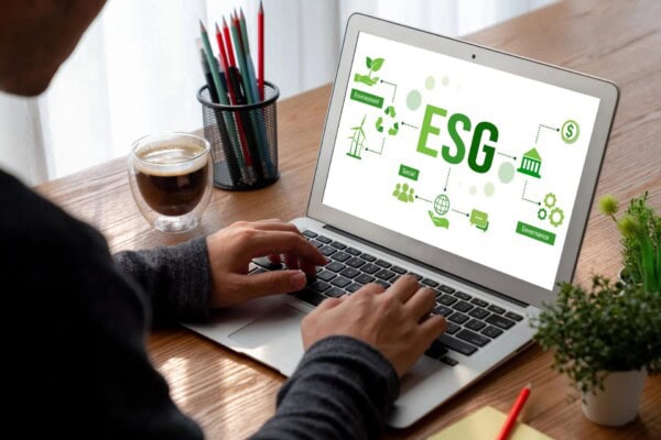 depositphotos esg laptop 582596568 xl